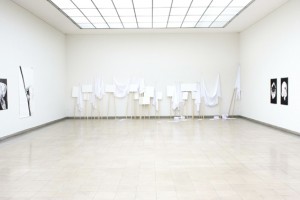 https://www.huberhuber.com/files/gimgs/th-17_17_installationsansicht-oberlichtsaal-2stock-handhabungen-f9fr-die-andere-seite2.jpg